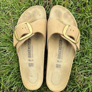 Birkenstock Tan Sandals with Gold Buckle.
Worn only a handful full of times.